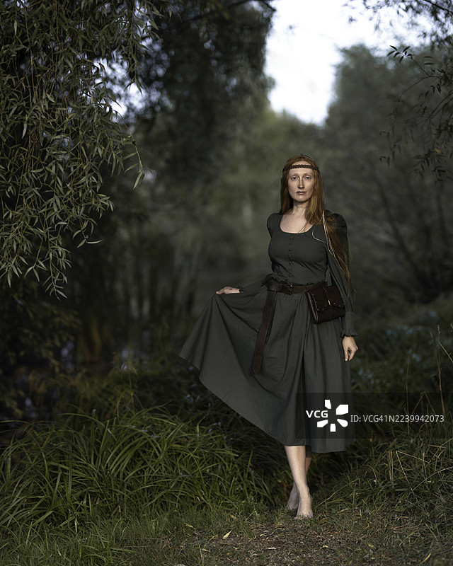 身穿绿裙的女孩在湖边图片素材