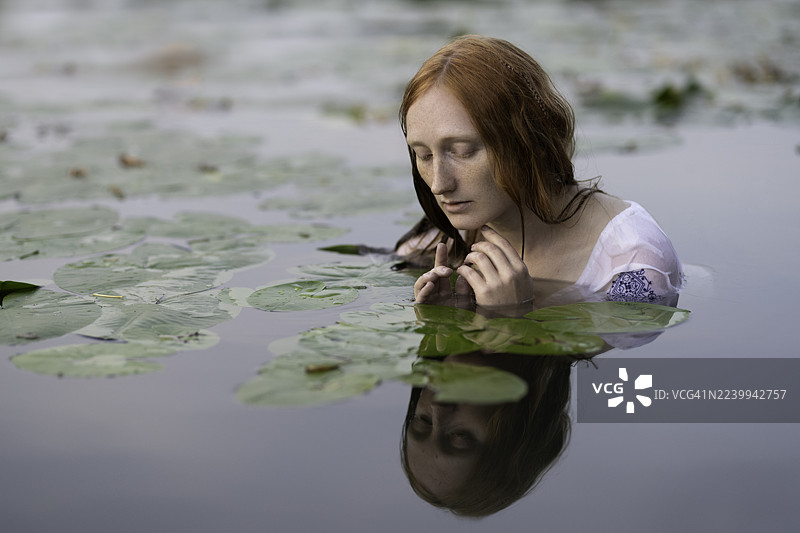 伊万·库帕拉节，湖中的红发女孩图片素材