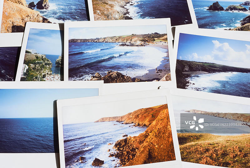 桌子上展示的即时成像节日照片图片素材