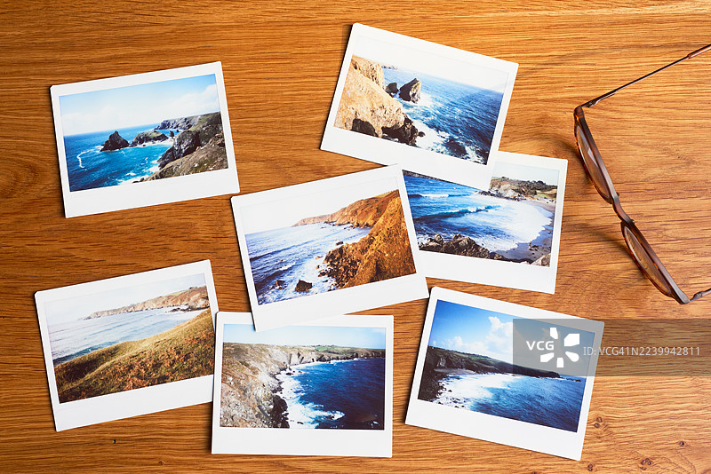 桌上展示的即时成像假日照片图片素材