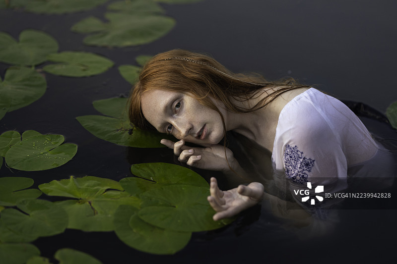 伊万·库帕拉节，湖中的红发女孩图片素材