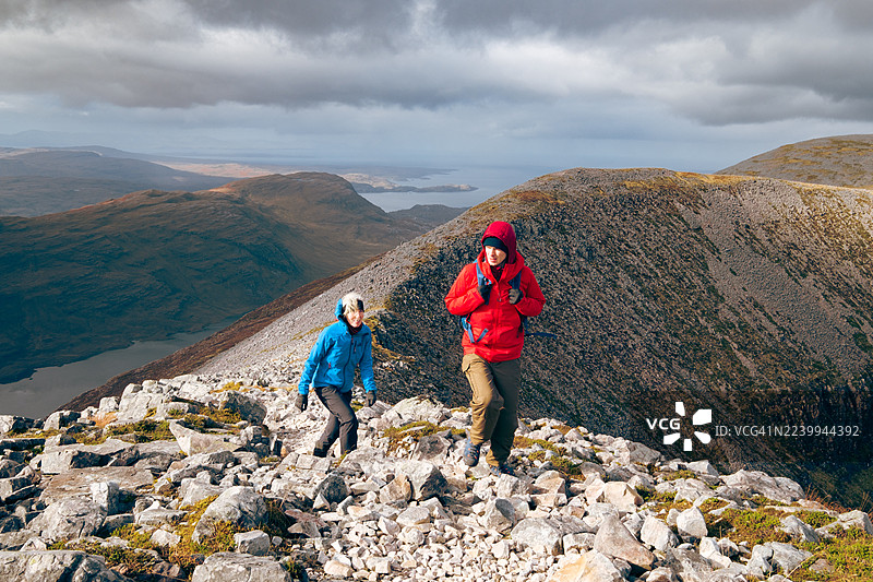 母子在苏格兰徒步旅行图片素材