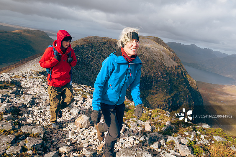 母子在苏格兰徒步旅行图片素材