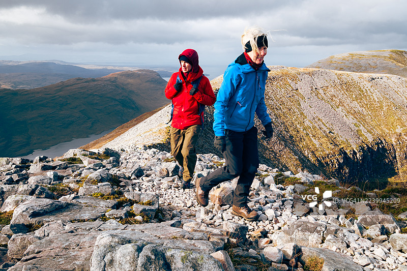 母子在苏格兰徒步旅行图片素材