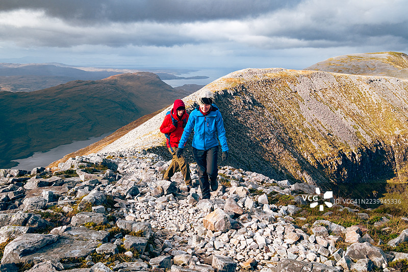 母子在苏格兰徒步旅行图片素材