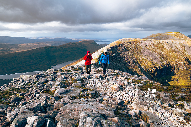 母子在苏格兰徒步旅行图片素材