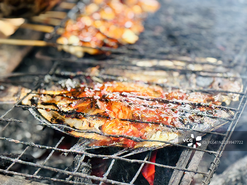 用椰子炭烤鱼和虾串图片素材