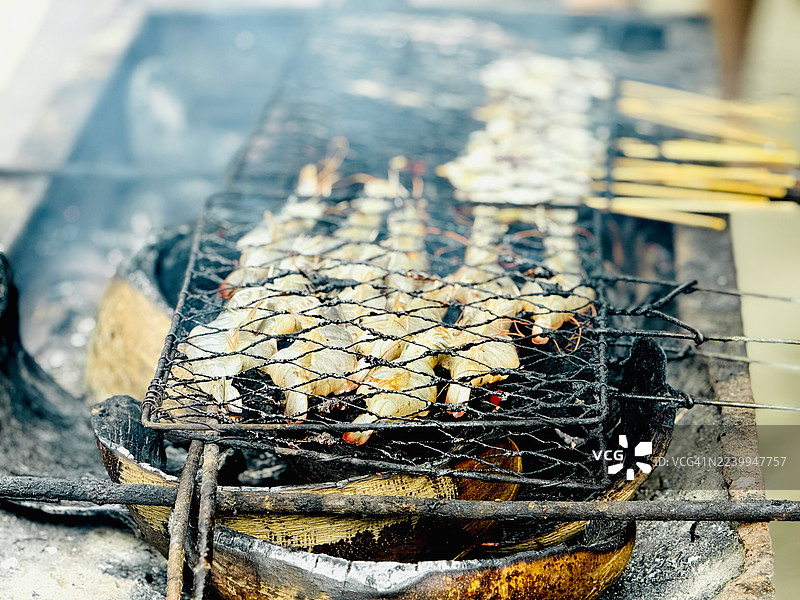 烤架上的虾和鱼串图片素材