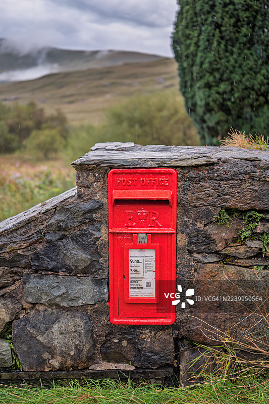 威尔士北部，格温内思，斯诺登尼亚国家公园内南特格威南特的雨中邮政信箱图片素材