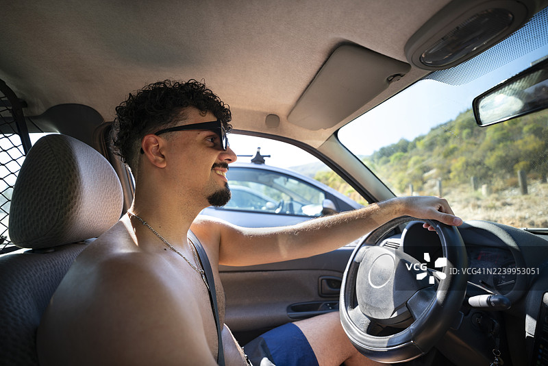 夏天，一个年轻男孩在开车图片素材