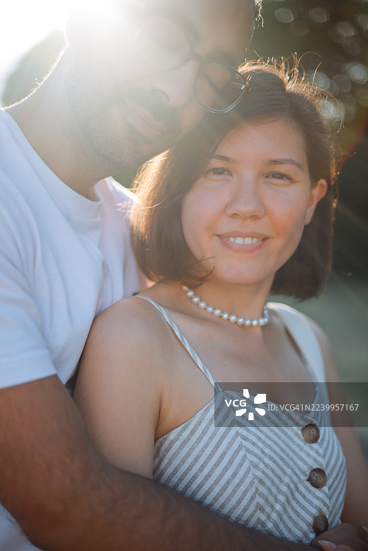 年轻夫妇在哈默史密斯大桥背景下谈论和指点图片素材