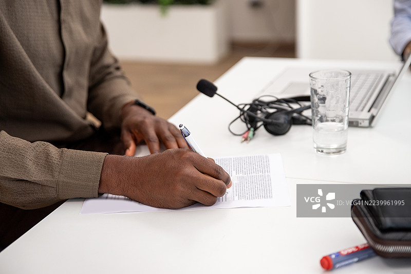 男人在办公室签署文件图片素材