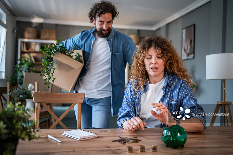 一对夫妇在搬入新家时面临财务压力图片素材