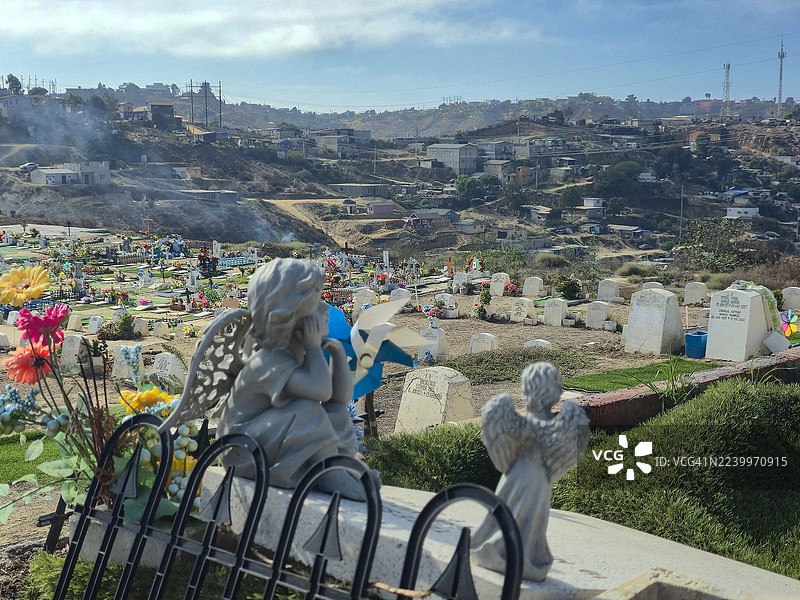 蒂华纳的工人阶级墓地，远方是山丘和房屋图片素材