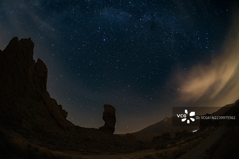 特内里费岛泰德国家公园，银河与罗克辛恰多岩石的星野摄影。图片素材