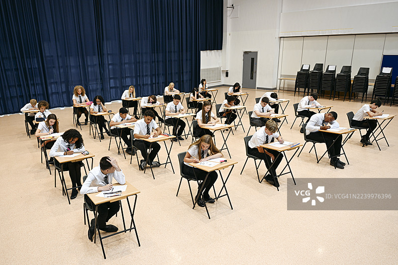 学校礼堂里，高中生们正在参加GCSE考试，俯视角度图片素材