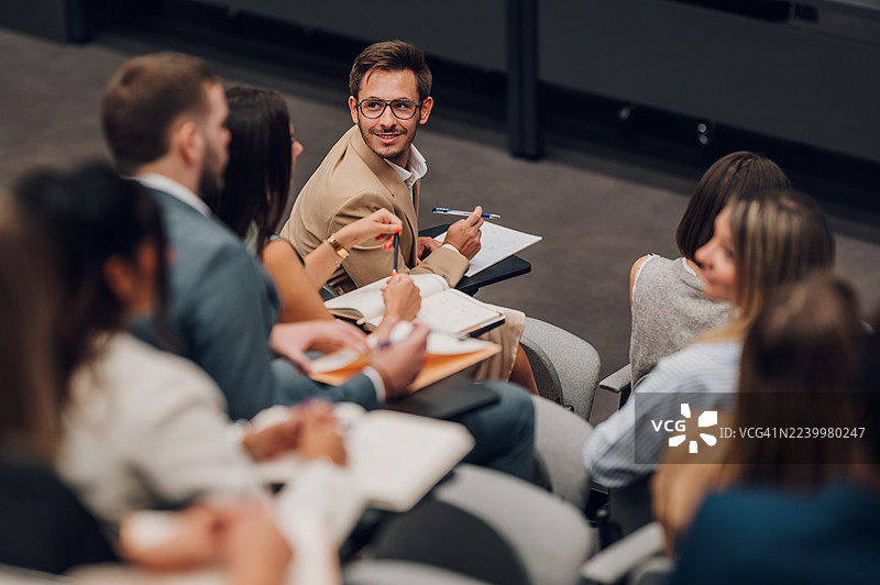 专业人士在商务会议上交流学习图片素材