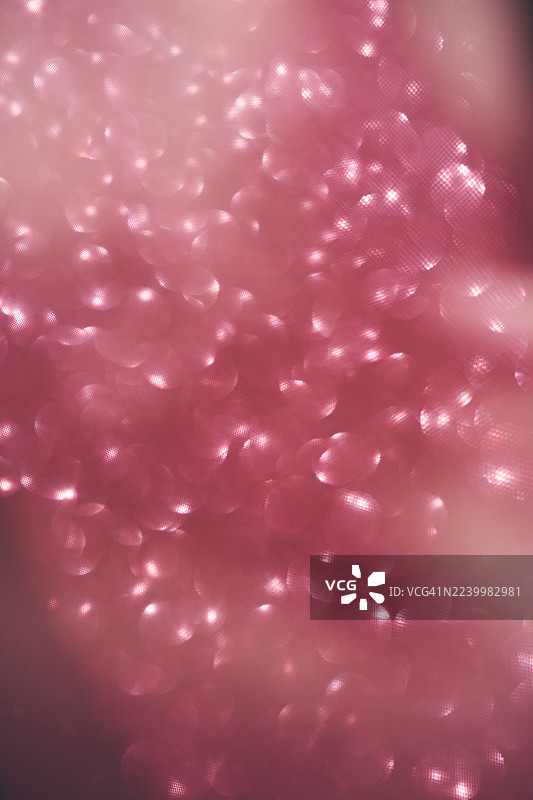 柔和的粉色散景背景，带有发光的光圈，适用于抽象、浪漫或节日用途。图片素材