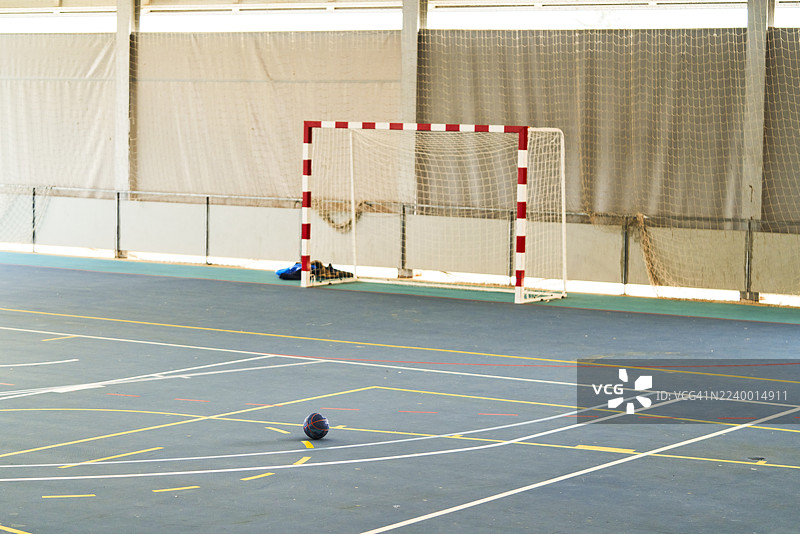 空的室内运动场，配有手球门和球图片素材