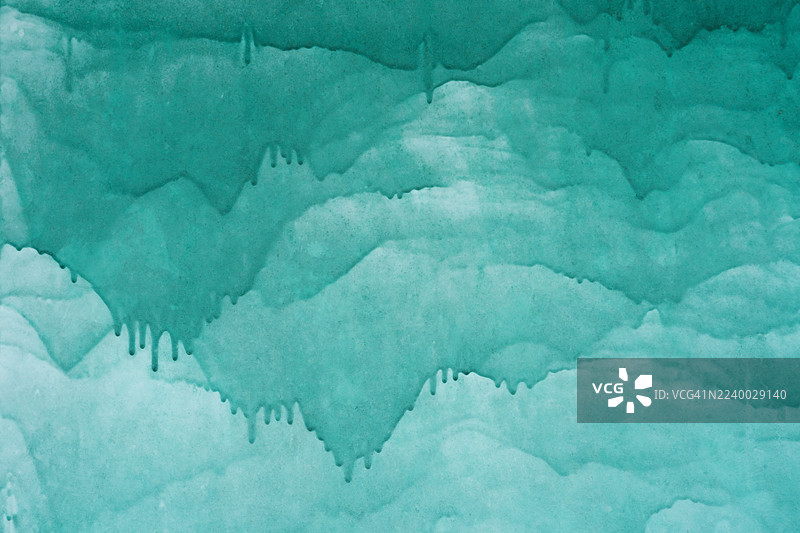 绿色的背景，墙壁上有油漆污渍、涂抹和飞溅的痕迹。图片素材