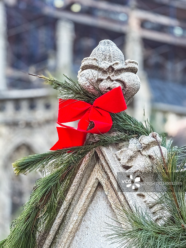教堂墙壁上的圣诞蝴蝶结和花环图片素材