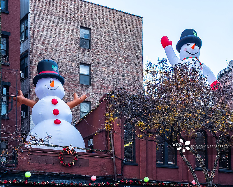 圣诞雪人在纽约屋顶图片素材