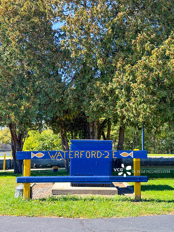 沃特福德，纽约的带标志的长椅图片素材