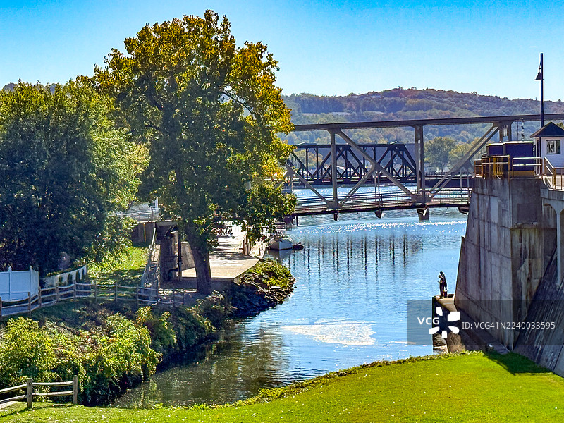 男人在纽约沃特福德钓鱼图片素材
