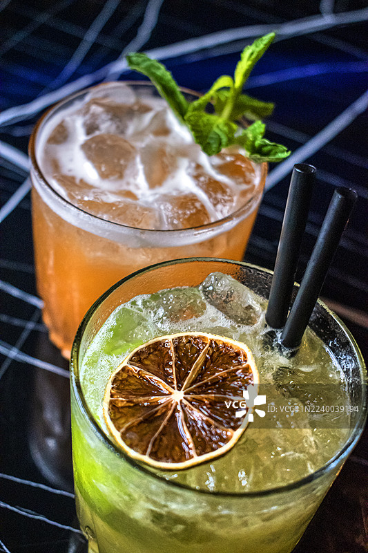 柑橘类水果饮品，加冰 - 鸡尾酒、冰沙 - 两杯图片素材