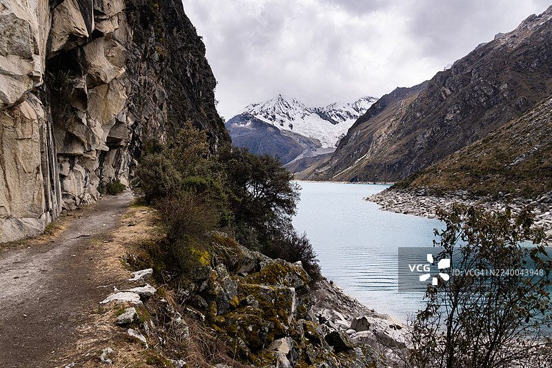 秘鲁卡拉兹附近帕隆湖的步道图片素材
