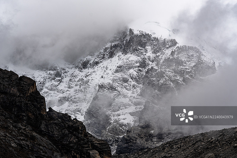 秘鲁科迪勒拉布兰卡山脉的壮丽山峰图片素材