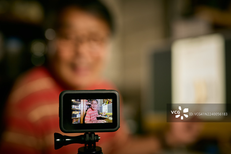 老年零售店主在社交媒体上发帖图片素材
