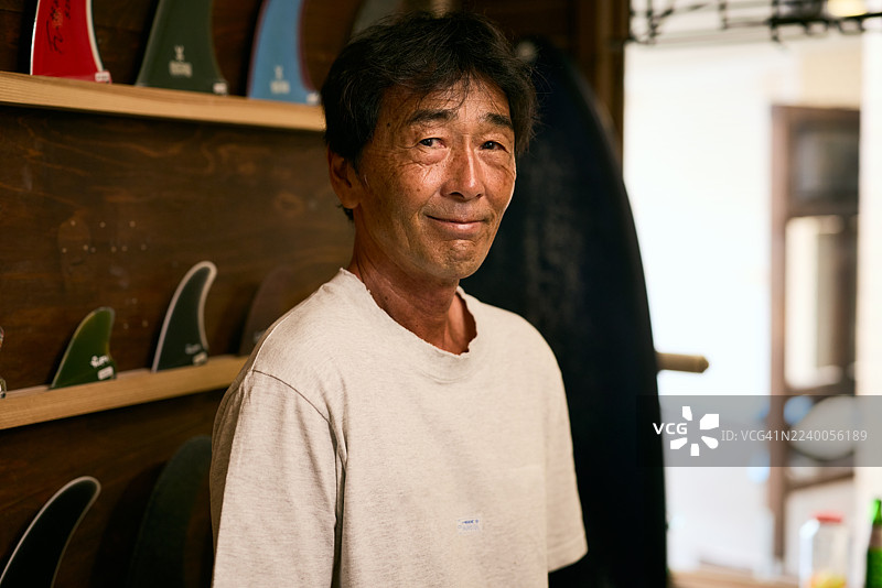 70岁男性冲浪者的肖像图片素材