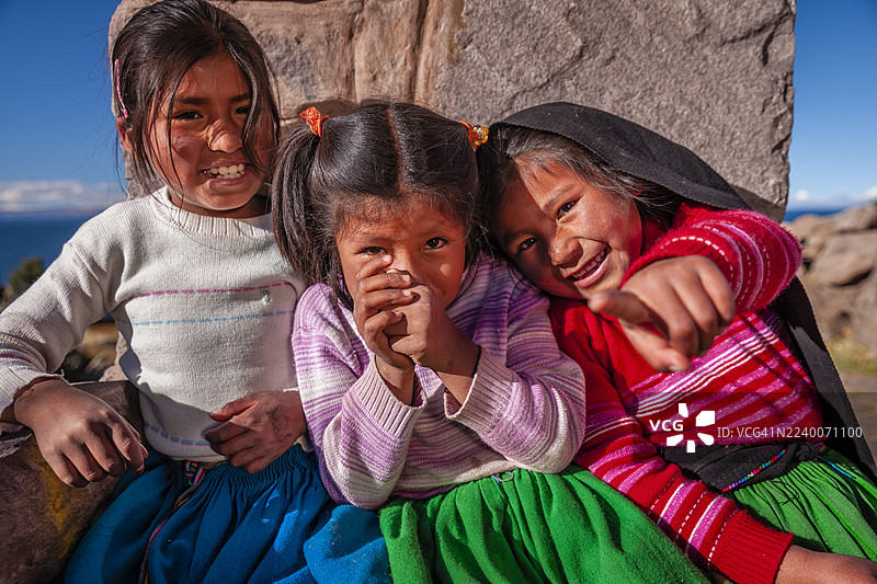秘鲁的的喀喀湖塔基莱岛上的秘鲁小女孩图片素材