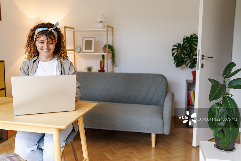 女记者在家办公图片素材