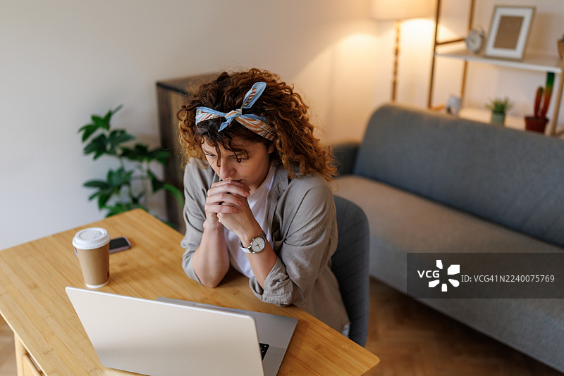 疲惫的女性在家里的办公室工作图片素材