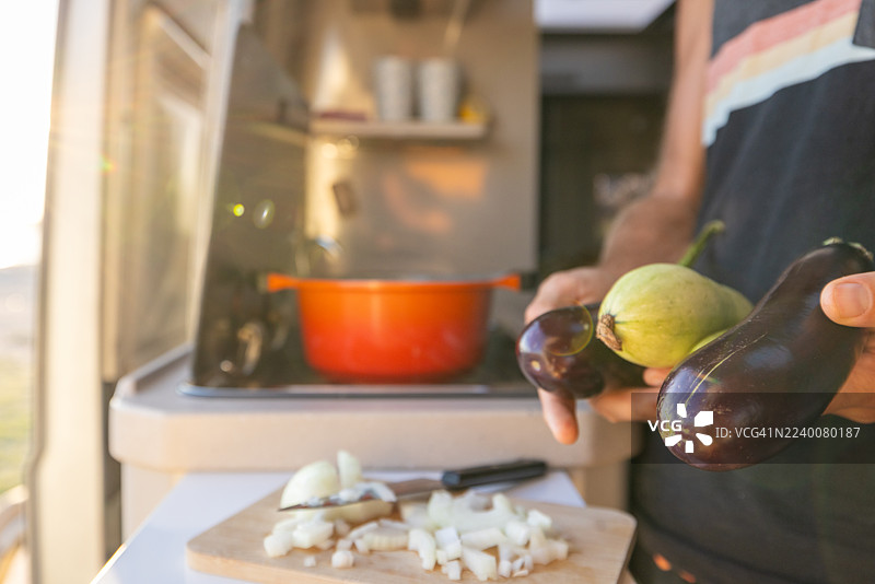 男人在房车厨房里准备新鲜蔬菜图片素材
