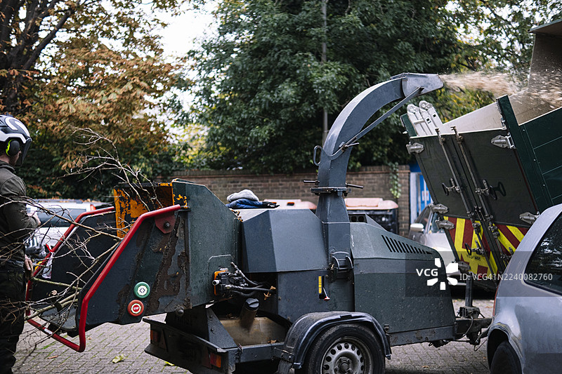 树木外科医生使用主动式木材粉碎机图片素材