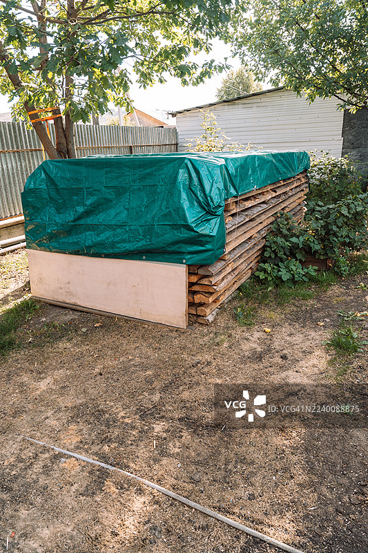 棚屋旁边的覆盖木板的广角视图图片素材