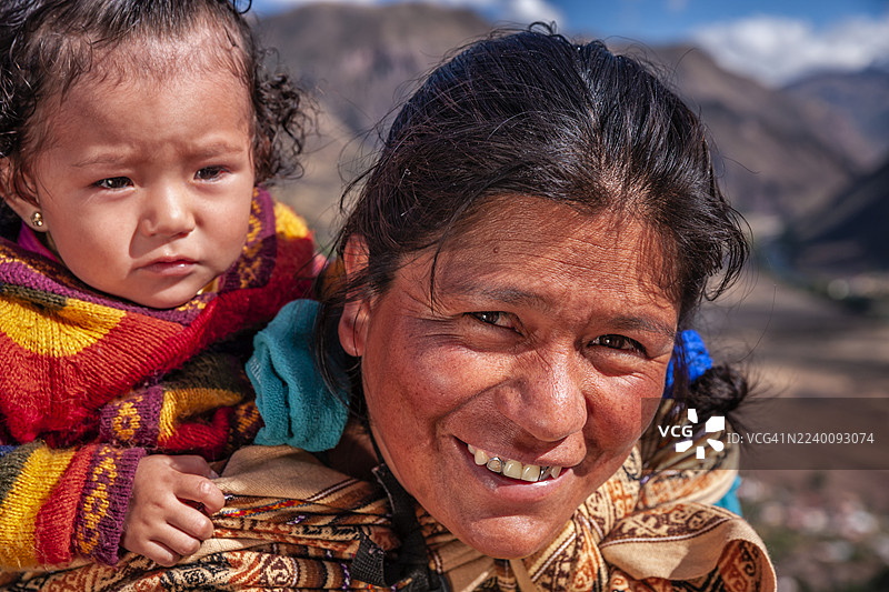 皮萨克附近，一位秘鲁妇女背着她的婴儿。图片素材