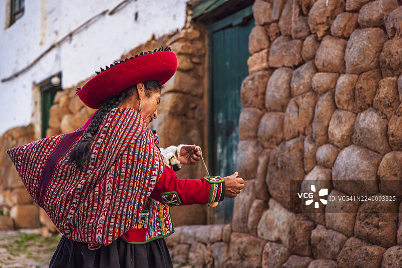 秘鲁妇女在圣谷钦切罗手工纺羊毛图片素材