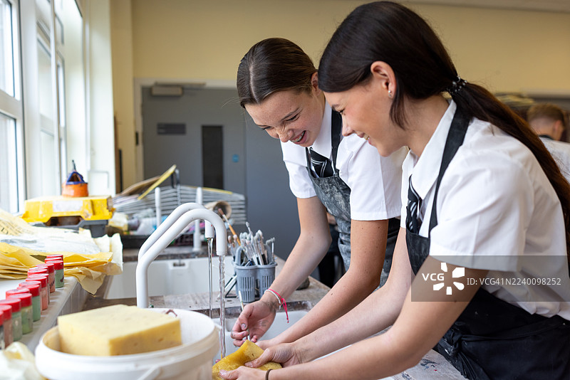艺术课上的清洁工作图片素材
