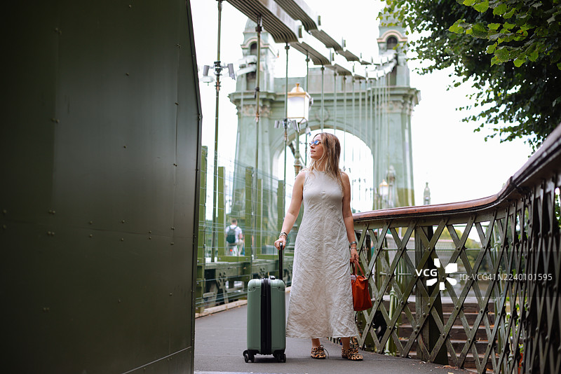 年轻女游客游览伦敦图片素材