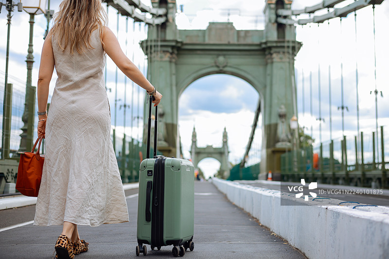 年轻的游客女性参观伦敦图片素材