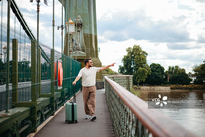 年轻游客在伦敦游玩图片素材