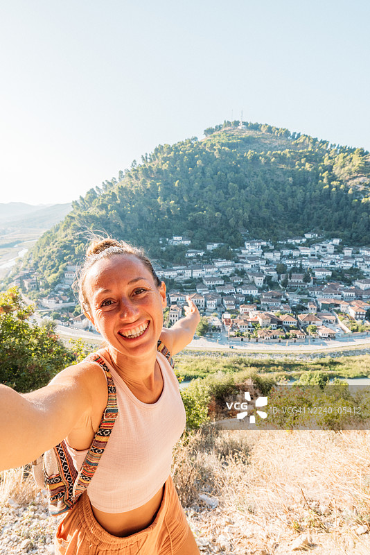 女人在风景如画的山城自拍图片素材