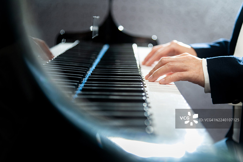 女人的手在弹奏钢琴图片素材