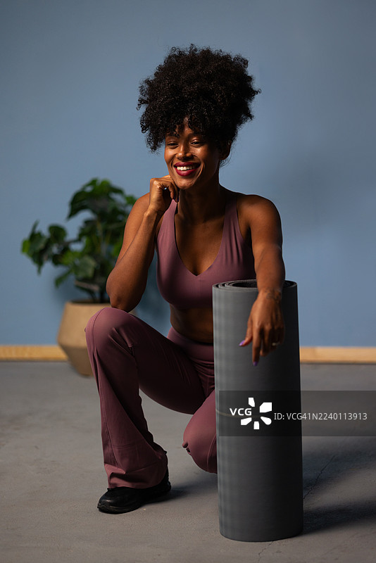 快乐的黑人女性微笑，准备进行瑜伽锻炼图片素材