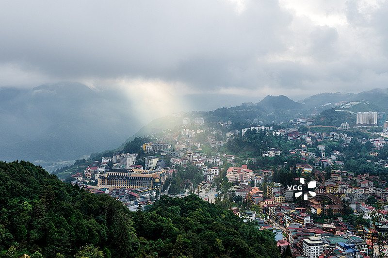 越南北部老街省沙巴镇和沙巴湖的航拍图。傍晚的城市景观，建筑、街道和房屋被朦胧的云雾笼罩。东南亚旅游目的地。图片素材
