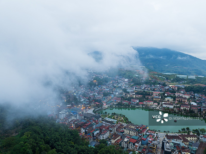 越南北部老街省沙巴镇和沙巴湖的鸟瞰图。晚上的城市景观，房屋、街道和住宅被雾气笼罩。东南亚旅游目的地。图片素材